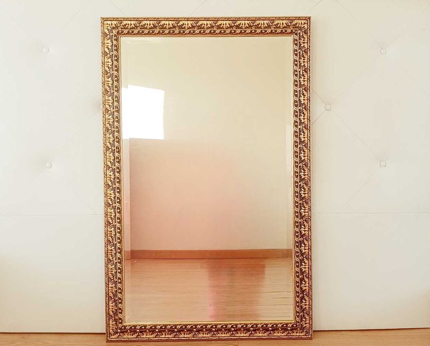 Espelho com Moldura Dourada