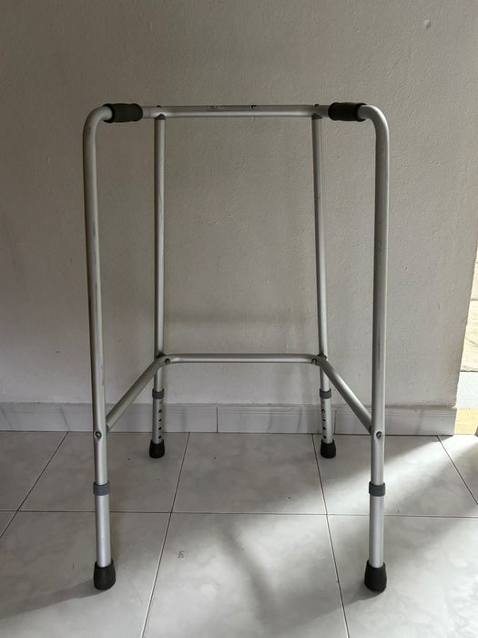 Andarilho ajustável