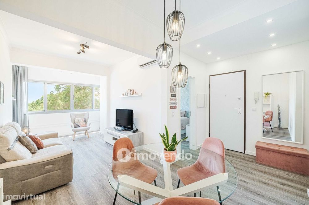 Apartamento T2 totalmente remodelado, nos Foros da Amora