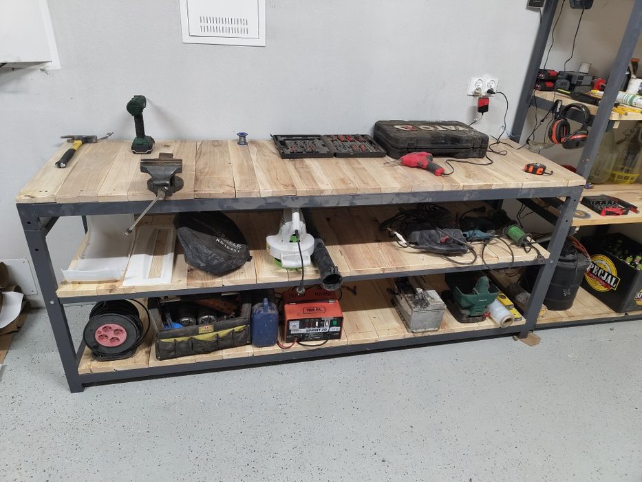 Stół warsztatowy . Regał