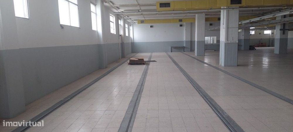 Armazém para arrendar em Camarate