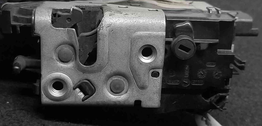 Fechadura / Fecho Porta Trás Esquerdo 9688081080 - PEUGEOT 208 I