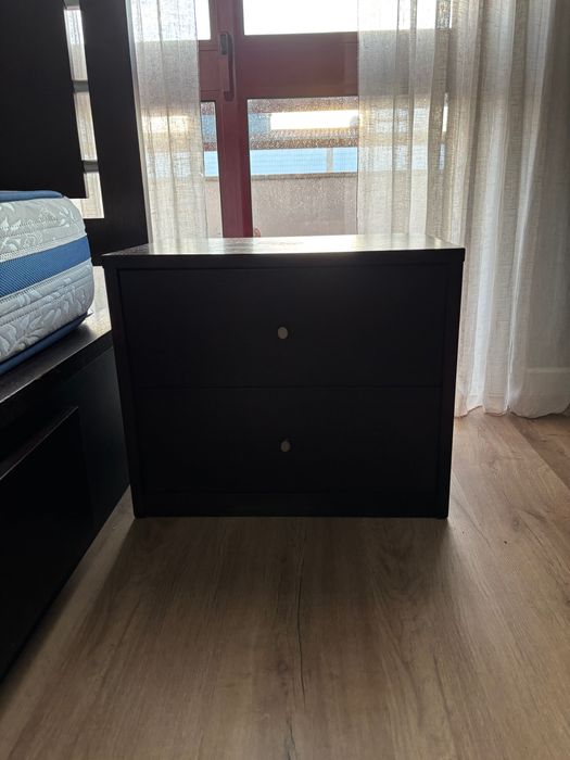 Cama com largura 1,10m, mesa de cabeceira e colchão