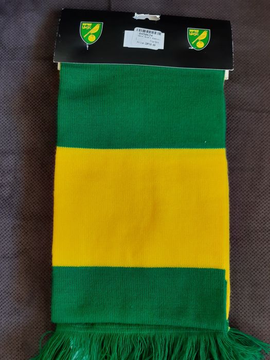 Nowe, dwa szaliki klubowe.