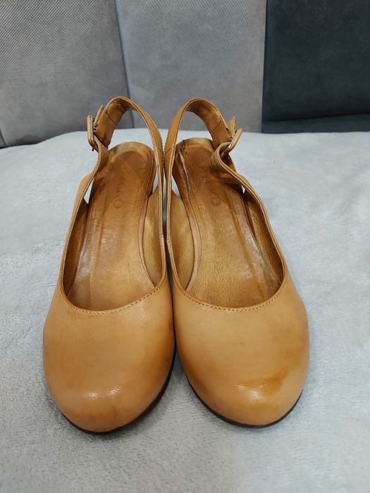 Beżowe skórzane pantofle firmy RYŁKO roz. 38 na koturnie wygodne