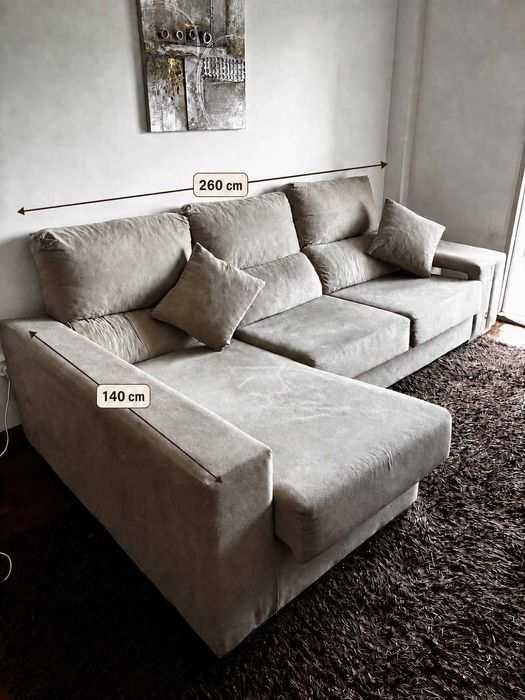 Sofá com chaise longue e arrumação