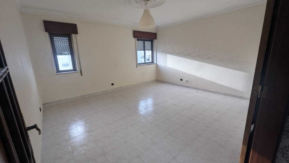 T2 com Arrecadação no Carregado – Excelente Localização