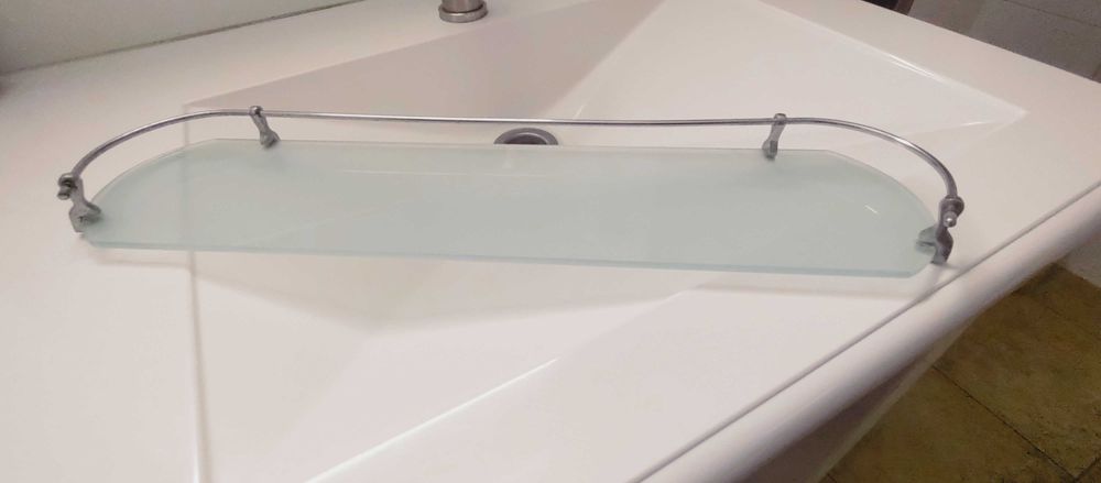 Скляна полиция у ванну