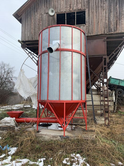 Зерносушарка в гарному стані та генератором для автономності