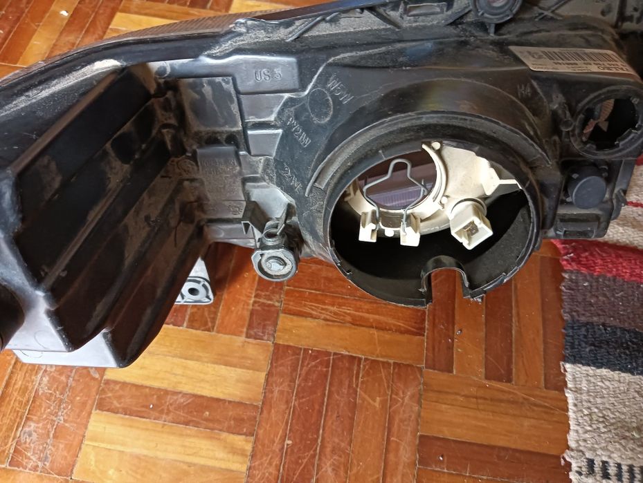 Farol / Ótica direita Peugeut 206 	Em bom estado