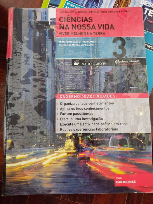 Livros escolares de diferentes anos de ensino e disciplinas