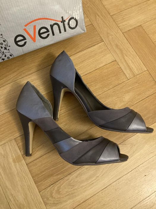 Szare buty na obcasie z odkrytym palcem Evento