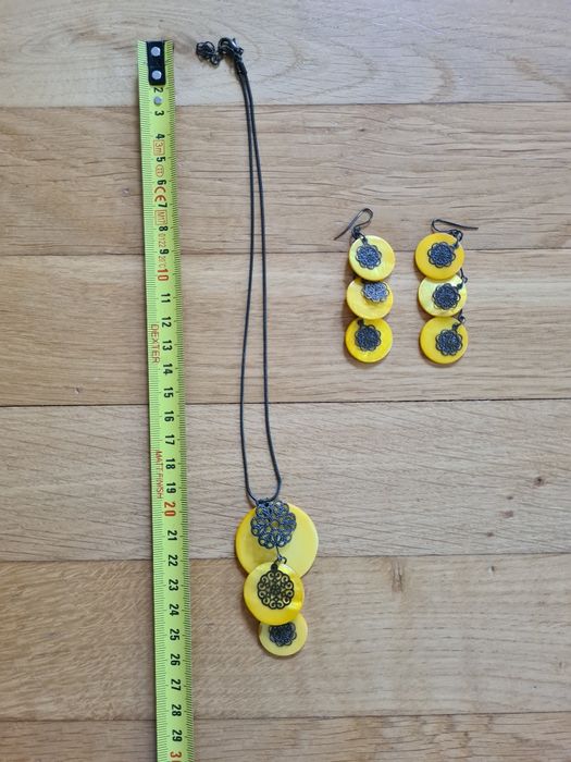 Ciemnożółte kolczyki i naszyjnik