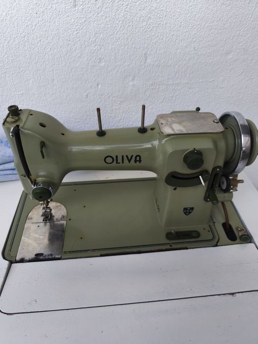 Máquina de costura usada em bom estado