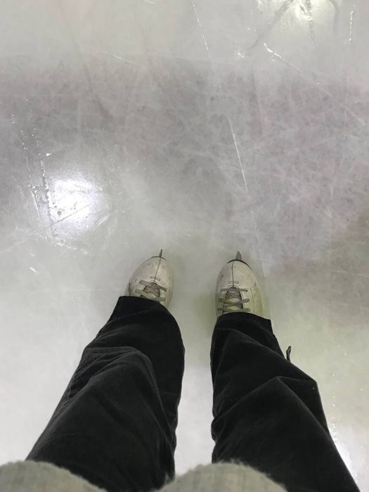 чорні джинси, прямі джинси, джинси з розрізами