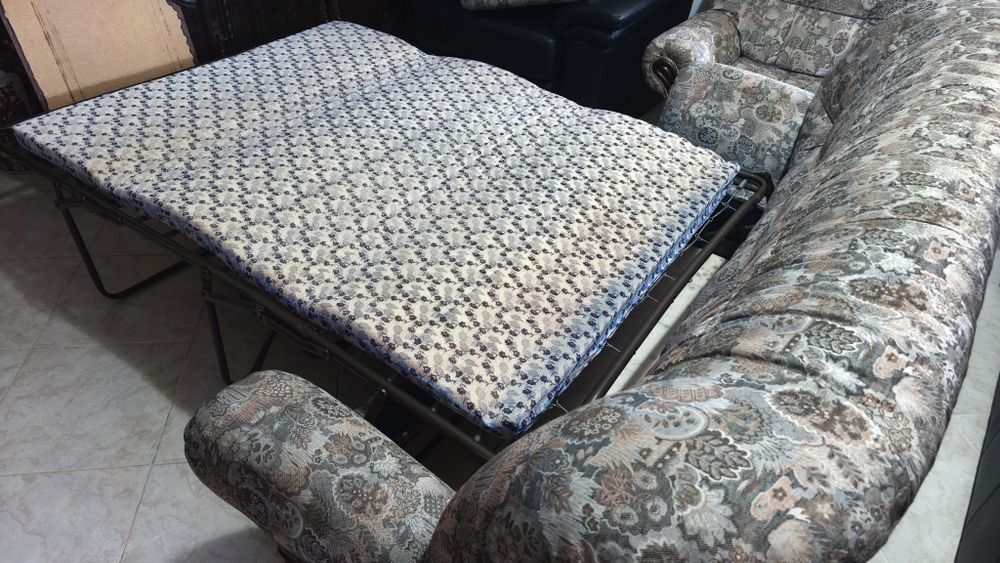 Conjunto de Sofás Clássicos (Sofá-Cama 3 Lugares + 2 Cadeirões) – Excelente Estado