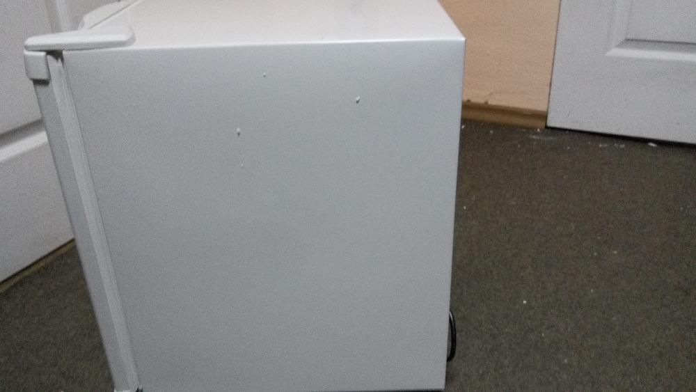 Продам новый мини-холодильник (маленький холодильник) Samsung SRG-058