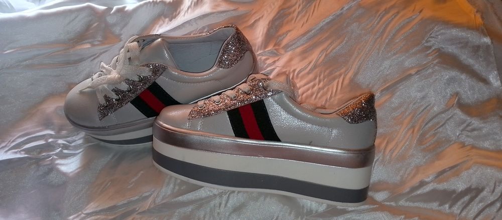 Кросівки 36 розміру