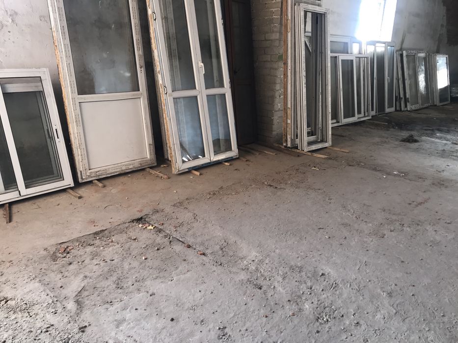 Продам металопластикові вікна та двері б/у.