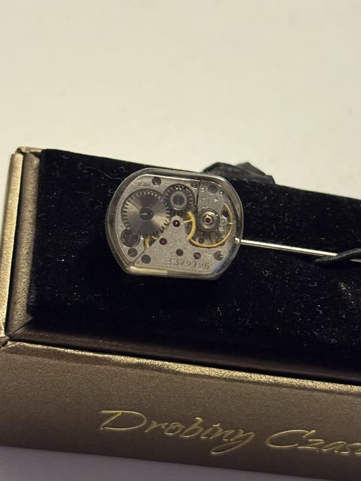 Broszka / spinka Drobinę Czasu– mechanizm zegarka