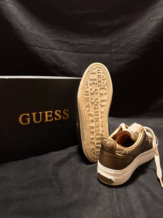 Оригінальні кросівки Guess