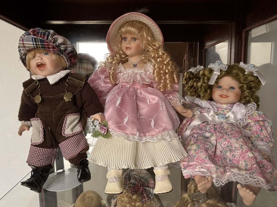 Bonecas em porcelana mais o móvel