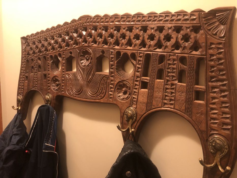 Jugo e cabide madeira de castanho