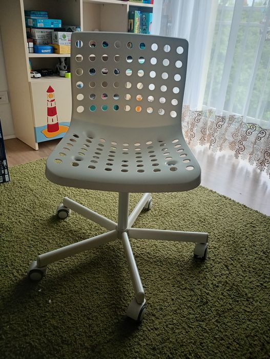 biale krzesło obrotowe ikea