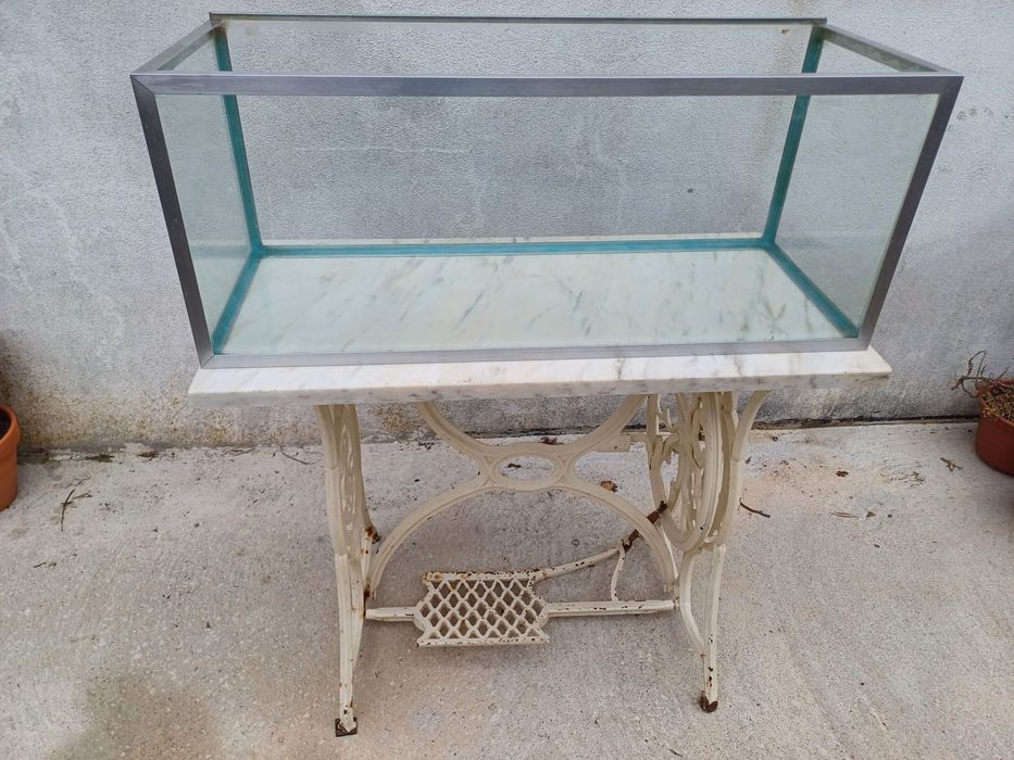 Aquário com mesa e acessórios