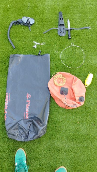 arma, Fato, snork e óculos, boia sinalização de caça submarina