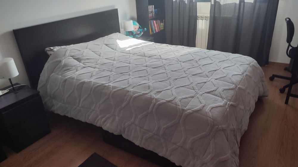 Cama casal MALM com 2 mesas de cabeceira