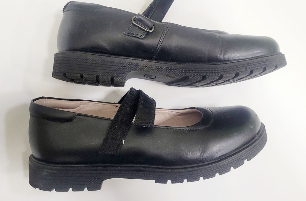 Туфлі для дівчинки.