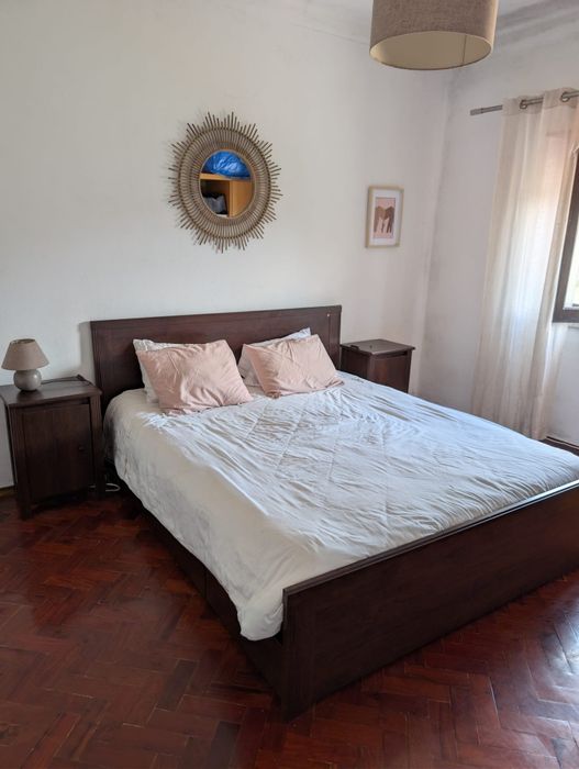 Cama 1,60x2,00 com colchão, estrado e gavetões + mesas de cabeceira