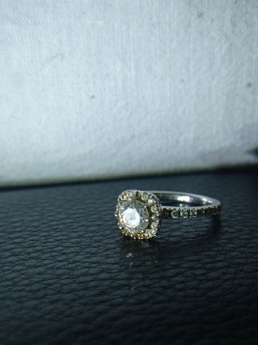 Обручка жіноча з камінчиком сталева