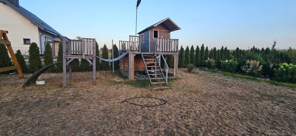 plac zabaw dla dzieci, domek, ruchomy most, wspinaczka