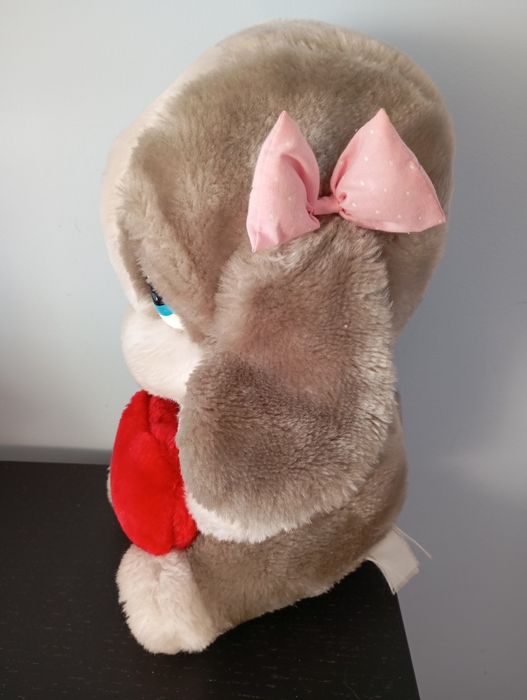 Cão de peluche com coração