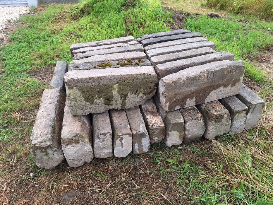 Krawężniki (obrzeża) drogowe z rozbiórki.
