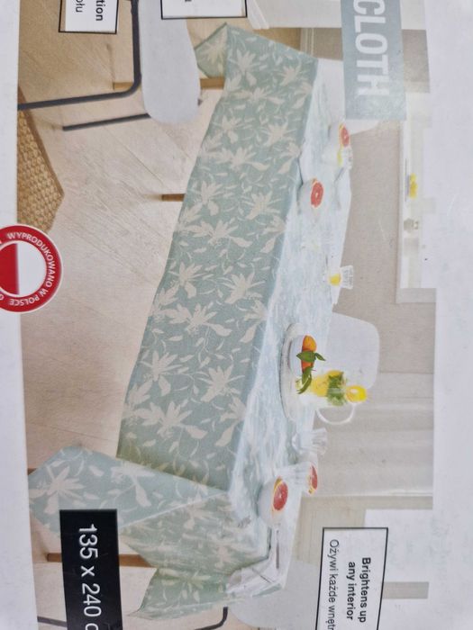 Nowy, niebieski obrus w białe wzory