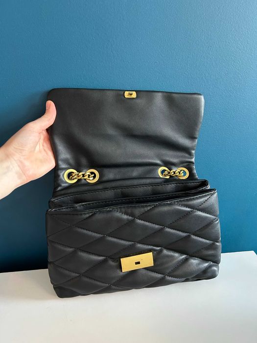 Pikowana torebka na łańcuch. Mango