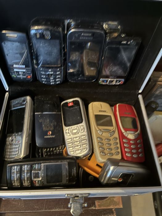 Varios telemoveis antigos