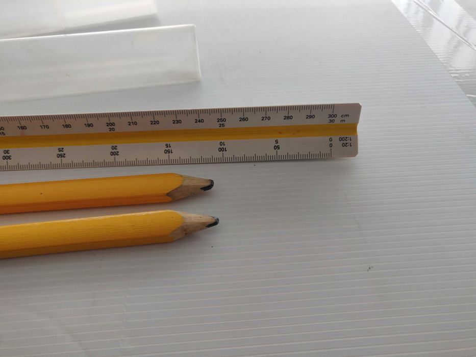 Lápis carpinteiro e régua
