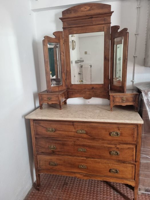 Cómoda antiga com alçado