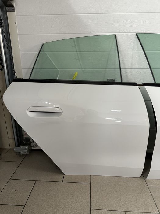 BMW i4 g26 4 двері дверка зад права колір 300 бмв і4 4 г26 гола дверка