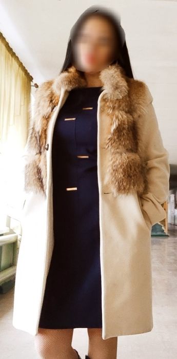 Пальто молочного кольору від monicaricci