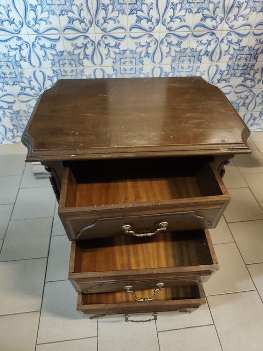 Vendo cama de casal com uma mesinha de cabeceira e estrado em bom estado