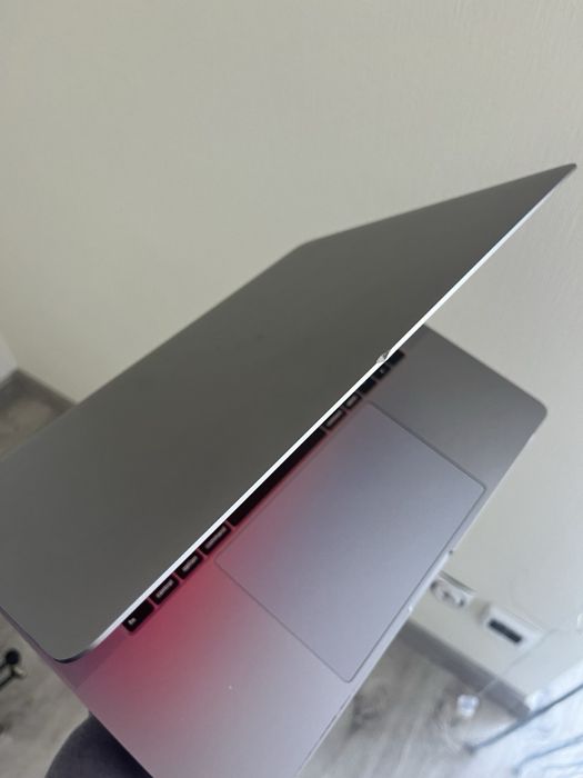 Apple MacBook Pro 2019   model  A1990