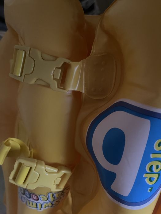 Жилет надувной и 2 нарукавника для плавания  детский ( от 3 до 6 лет)