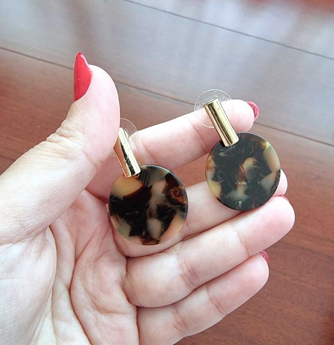 Brincos com detalhe dourado e padrão castanho H&M