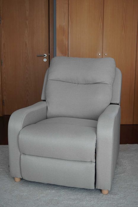 Poltrona reclinável cinzenta