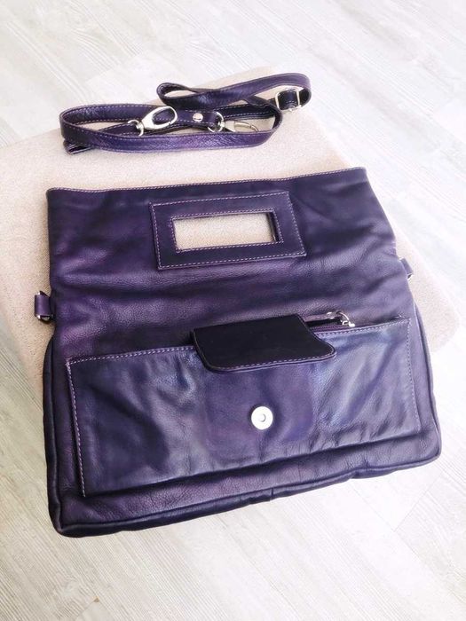 Piekna skórzana tporebka w tonacji ciemnego fioletu